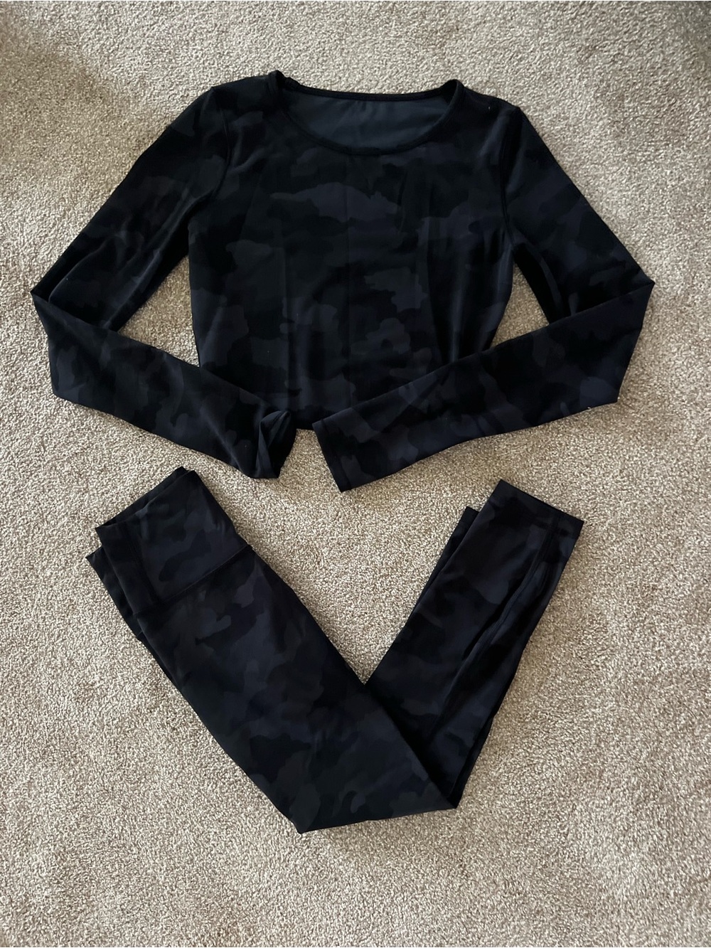 Lululemon Black Camo Long-Sleeve Crop Top & Legging Set size 4